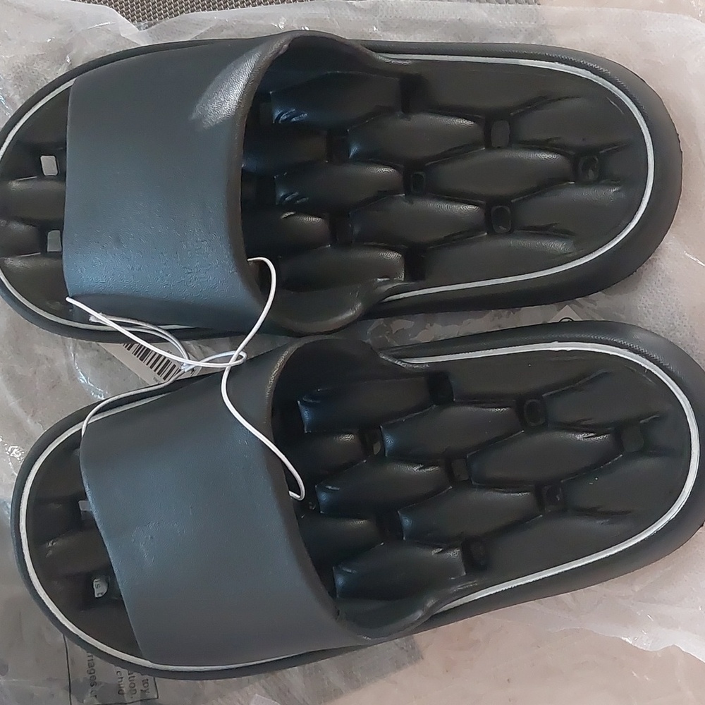 Shower slides sz 8.5-9